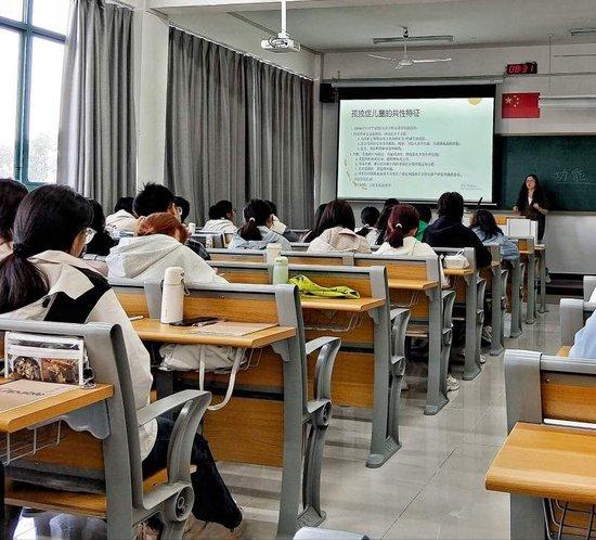 学校为孤独症儿童教育专业学生开设了专业导航课程,引导学生了解所学专业。受访者供图