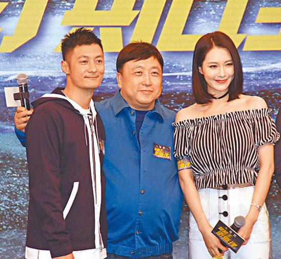 余文乐(左)笑称老人家会八卦胎儿性别