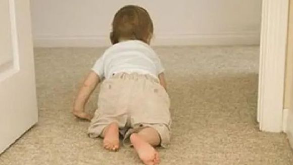 200天的宝宝偶尔站起来需要干预吗？