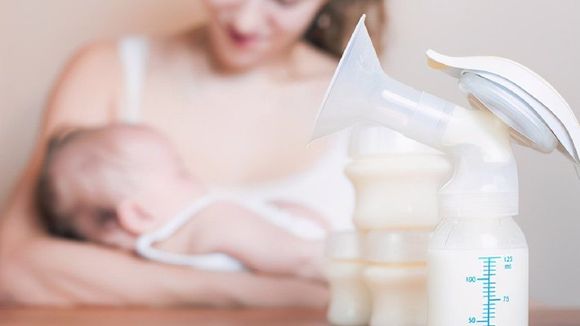 宝宝应该先喂母乳还是奶粉？