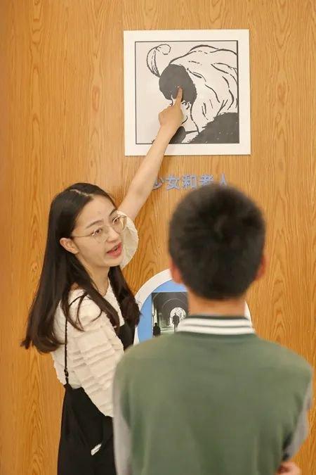 2023年5月14日,在浙江省嘉兴市儿童青少年心理健康服务总站,心理老师在给学生讲解“心理图片”。视觉中国供图