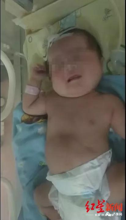 ↑被“活埋”的男婴。图据齐鲁网