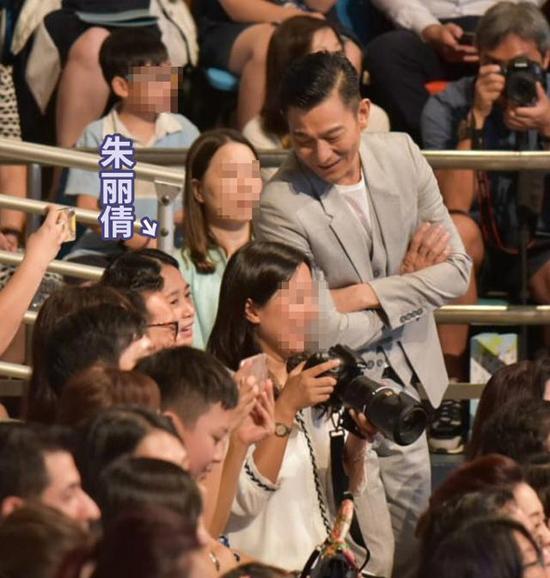 刘德华和妻子现身女儿幼儿园