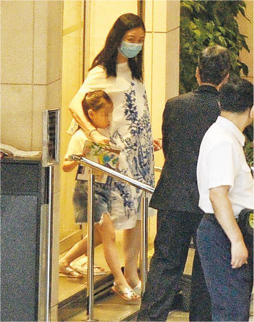 朱丽倩与女儿从大厦出来,孕味极浓。