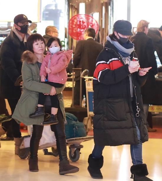 朱亚文妻子沈佳妮怀二胎,女儿可爱