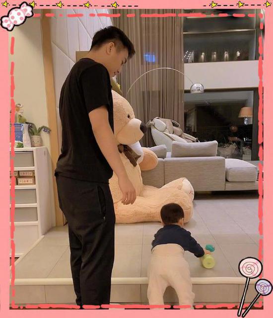 何猷君和儿子同框照