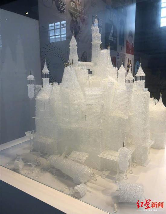 梦幻玻璃城堡破坏后仍在展出(图据《新闻晨报》)