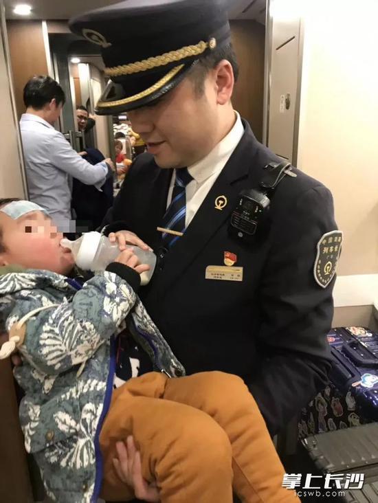 随后,列车长甘剑找来退烧贴给孩子贴上。