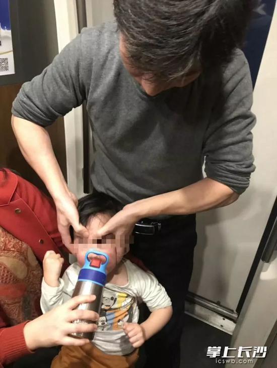 长沙两位医生正在合力抢救孩子。