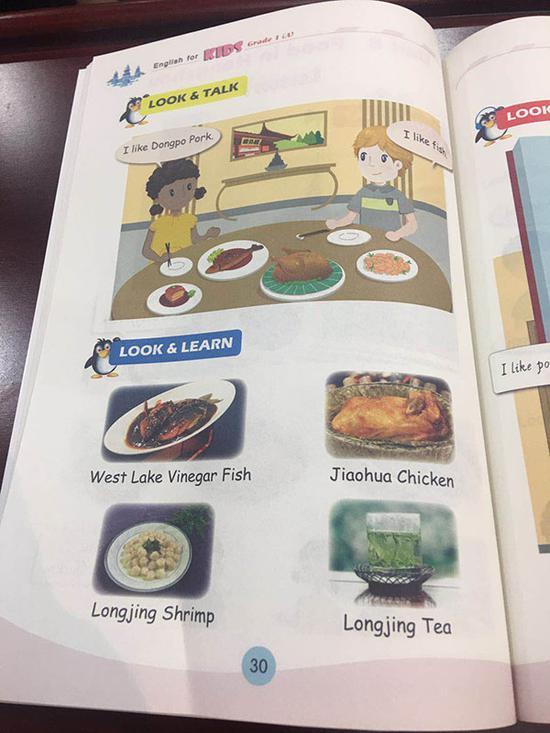 两个外国小朋友品尝杭州美食,同时通过美食真实图片让小朋友更直观了解杭州美食。 本文图片 澎湃新闻记者 葛熔金