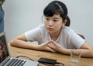 (静静想想,看还能为玉树小朋友做点啥?图为西什库小学陈思阳,五年级)