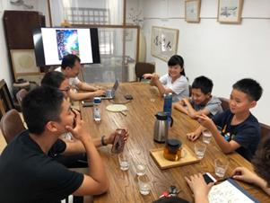 (小小策展人团队在画展前的热烈互动中)