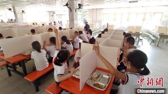 海南枫叶国际学校小学部实行“手势加餐”。 林士杰 摄