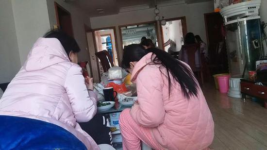 孕期不同,代孕妈妈们分开吃饭。