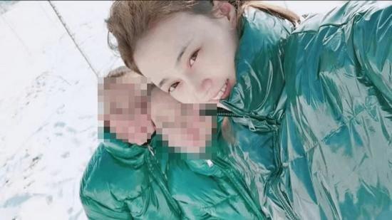 孙乐姝和两个女儿。(受访者供图)