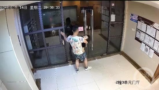女童失踪半小时后,在二楼平台被找到。图片来源/受访者供图