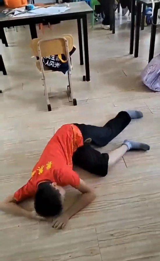 翟某琦无力支撑身体,趴在地上。 视频截图