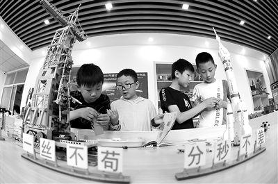 在江苏省连云港市大庆路小学,学生在组装神舟十二号航天发射塔模型。耿玉和 摄