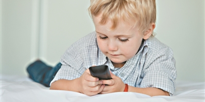 该不该给宝宝玩手机?不妨先验视力储备