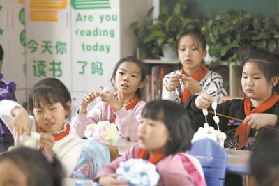 10月29日,在合肥市蜀山区琥珀小学东区,学生在学习编织。秋季开学以来,该市蜀山区积极落实“双减”政策,通过开设特色活动,促进学生多方面发展,健康成长。新华社发