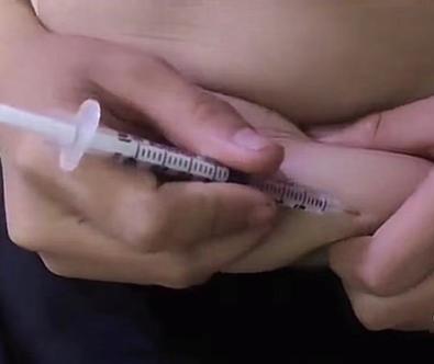 图2-生长激素针的注射方法/图片来源网络