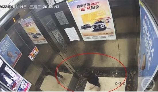 监控视频显示,孩子被独自留着电梯后,一直在大声哭喊,且电梯停在1楼40秒后才开始上行。图片来源/受访者供图