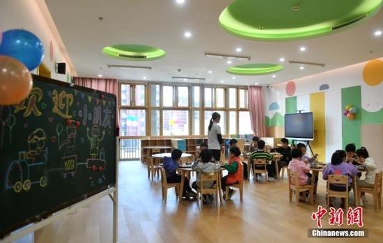 资料图:幼儿园的小朋友正在吃早餐。 中新社记者 韩冰 摄