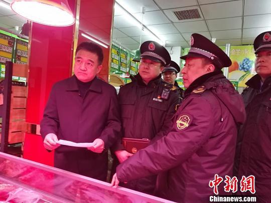 在新学期开学之际,为保障全市中小学、幼儿园的食品安全,北京市食品药品监管局启动为期一个多月的专项检查。 杜燕 摄