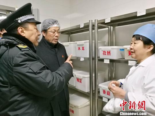 在新学期开学之际,为保障全市中小学、幼儿园的食品安全,北京市食品药品监管局启动为期一个多月的专项检查。 杜燕 摄
