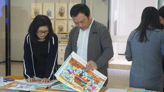 新浪育儿频道主编黄晓莉(左)、著名画家赵晓东(中)