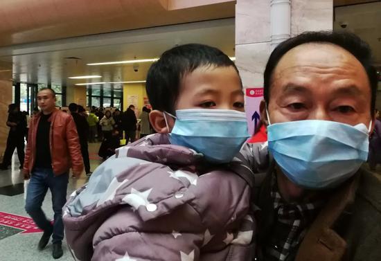 △福建福州:流感进入高发季节 孩子扎堆医院看病