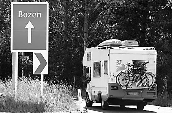 一辆房车从德国开往意大利。在疫情中,欧洲一些留学生选择自驾房车旅游以躲开人群。