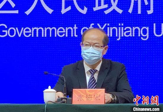 乌鲁木齐市教育局副局长张德宏在新闻发布会上回答记者提问。 赵雅敏 摄