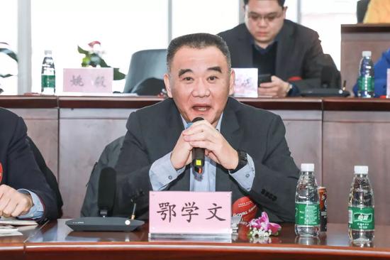 中国教育国际交流协会出国留学服务分会副理事长鄂学文建议,平安留学教材内容要全面系统,在此基础上我们应该尽快建立平安留学教材和课程的标准。