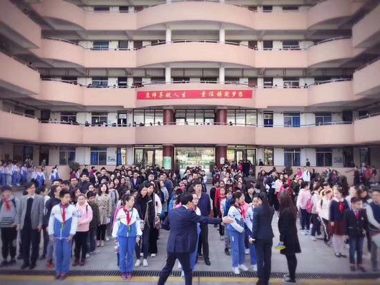 今天文来初中校园开放日一共4场,每场500人。