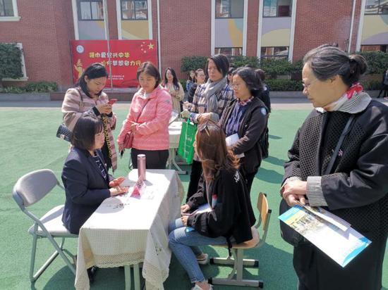 以“科技见长”的民办彭浦实验小学,将最有特色的课程和社团活动全部一一展示。作者 提供