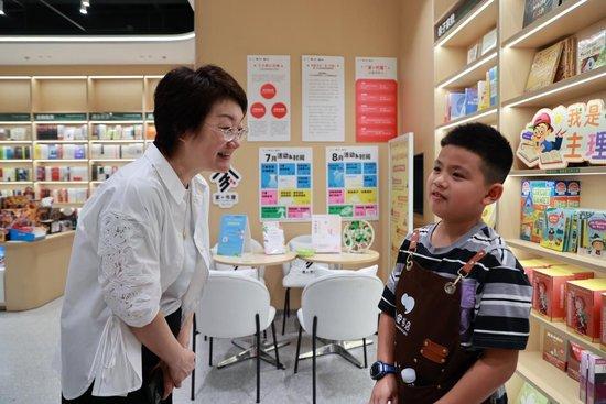 (上海市妇联党组书记、主席张华与句象书店“小小书店主理人”活动参与者亲切交流)