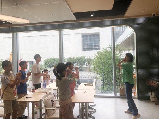 (调研当天,句象书店“家+书屋”公益合伙人爱心树生命关爱中心举办《独特的宝贝》主题活动)
