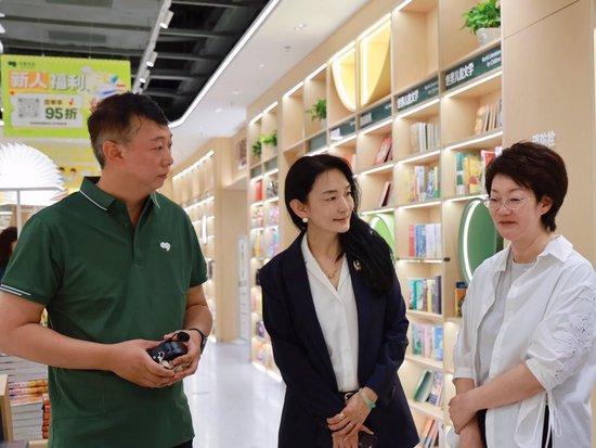 (上海市妇联党组书记、主席张华考察句象书店花木时光里店)