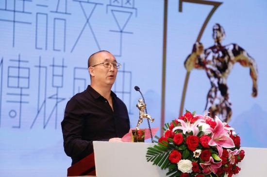 陈继明以长篇小说《七步镇》斩获第17届华语文学传媒盛典“年度小说家” 摄影:陈辉