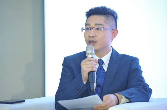 嘉宾对谈环节由图书馆报副社长李晓主持