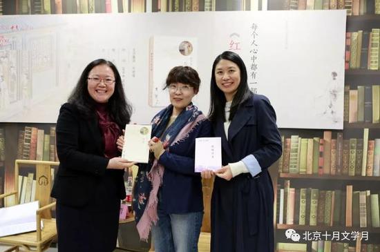 三联书店向清华大学图书馆赠送图书
