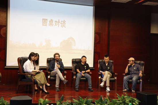 “创新我们的生活,我们需要不焦虑的明天”为主题的新学年第一课在清华大学举办