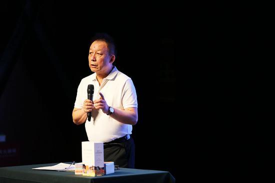 易中天阐述了他认为阅读中华经典的四个理由