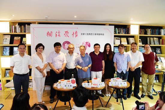 参加活动嘉宾合影(李显杨 摄)