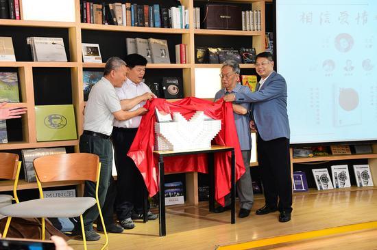 王蒙、聂震宁、邬书林、张艺兵共同为《生死恋》新书揭幕(李显杨 摄)