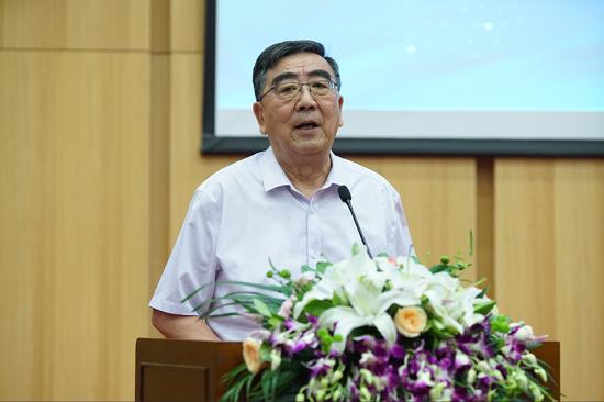 中国科学院老科学家科普演讲团副团长徐德诗讲话