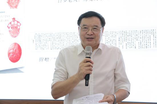 “家园徐望”第一部《父亲的军装》,作者为徐静蕾的父亲徐子建