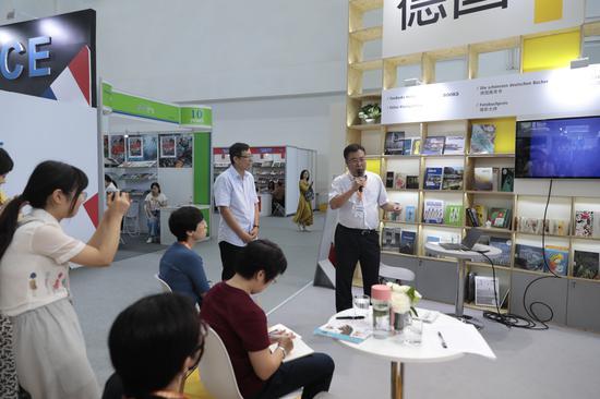 人民文学出版社社长臧永清介绍即将出版的《格拉斯文集》