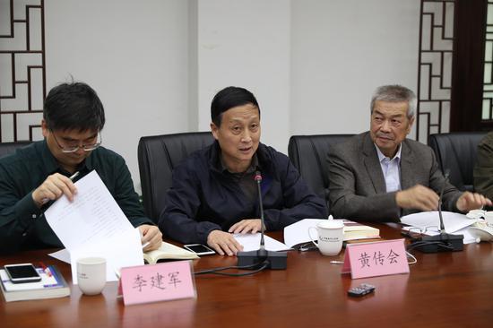 中国报告文学学会常务副会长、鲁迅文学奖获得者 黄传会